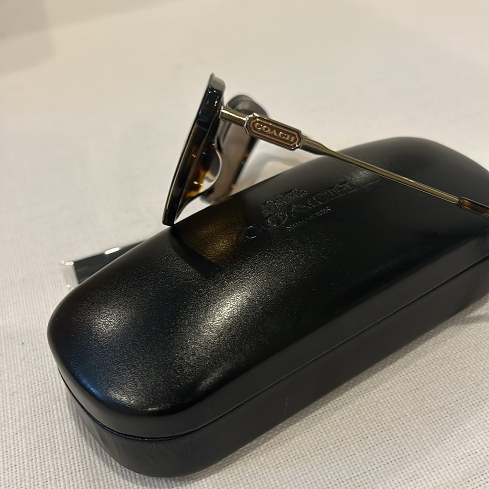 Coach Dark Tortoise Sunglasses with hard case and dust cloth - Picture 6 of 9